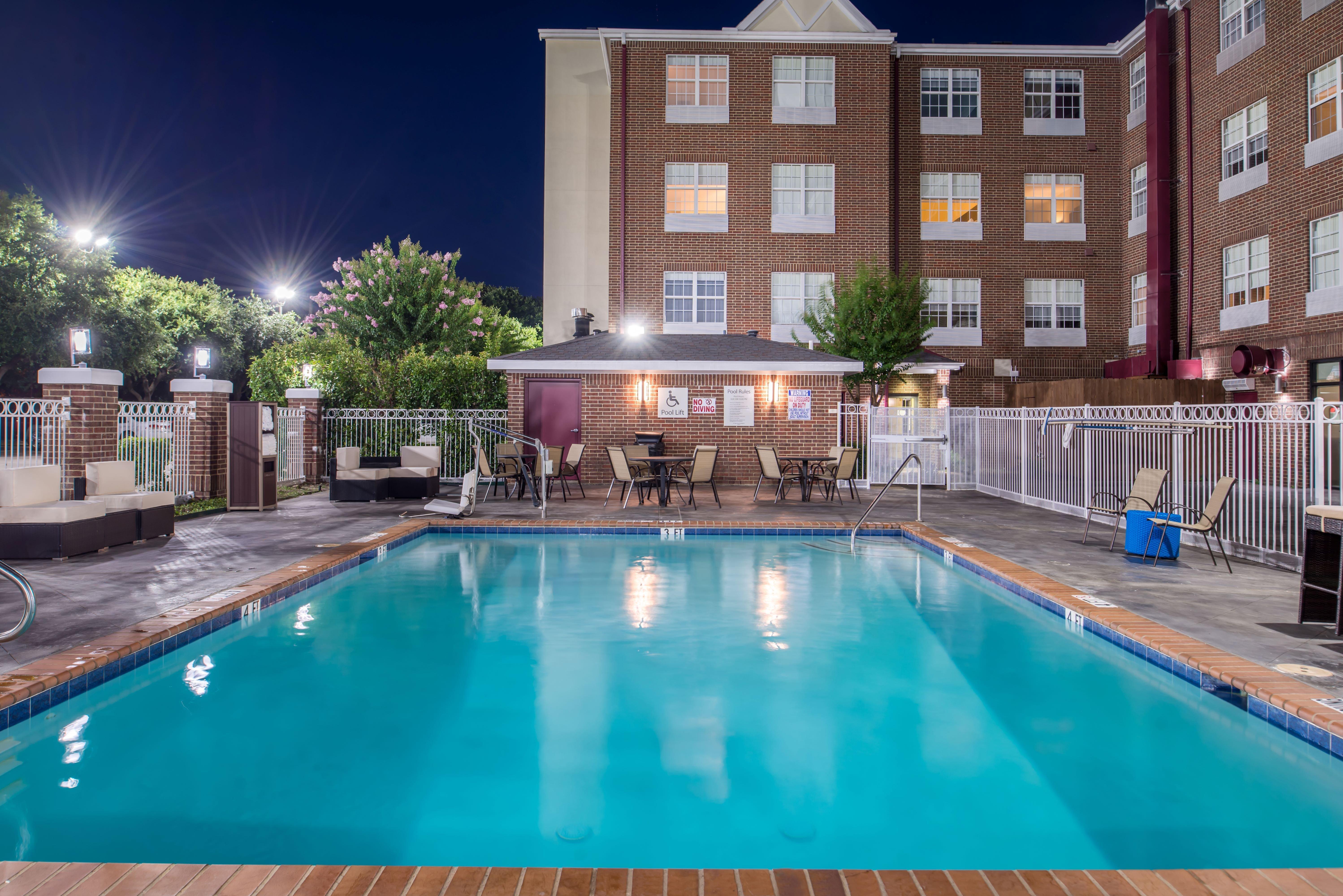 Holiday Inn And Suites Addison By Ihg Exteriör bild